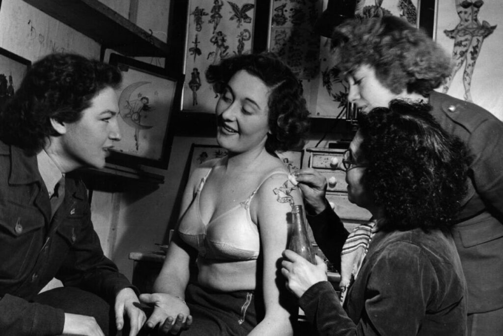 Vier Frauen, Tätowiererin Jessie Knight, eine Frau wird tätowiert, 1951